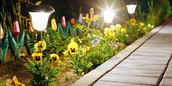 Les lampes solaires, indispensables pour faire rayonner votre jardin la nuit