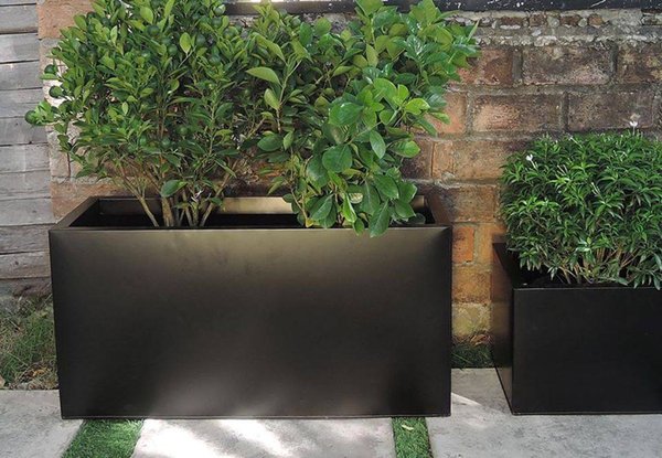 Intégrer des pots de fleurs en métal dans sa déco de jardin