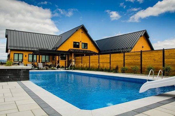 Découvrez les avantages d'une maison avec piscine et jardin pour votre bien-être familial